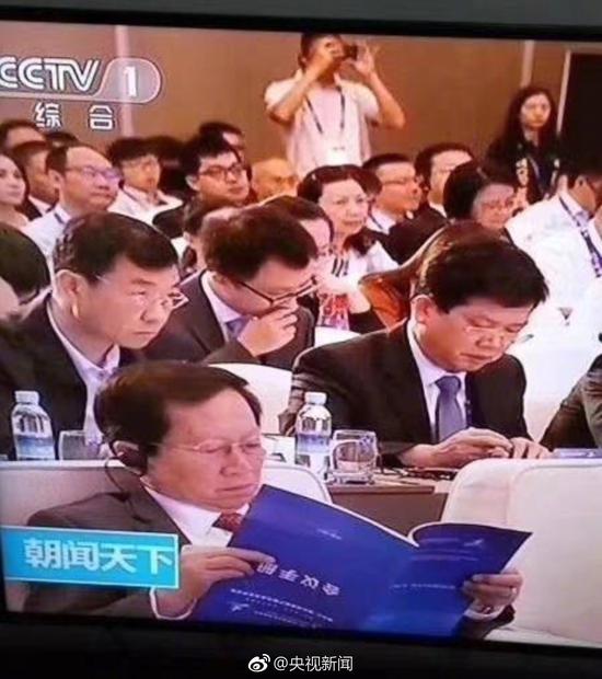 央视画面中参会者倒电脑版辅助看会议手册？真相是这样